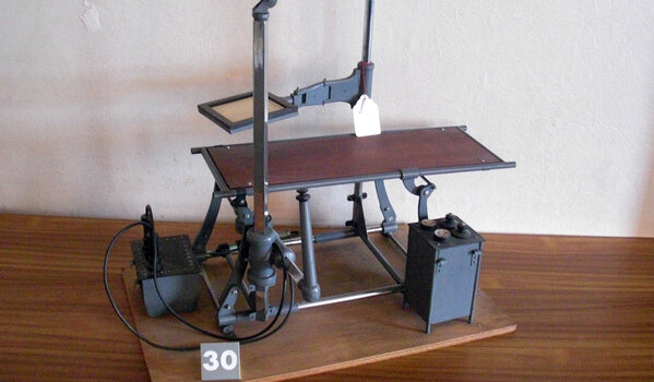 1932 Table "Radiostat" type Service de Santé Générateur PVM Massiot