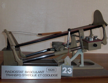 1928 Table basculante de scopie et générateur PVM Massiot