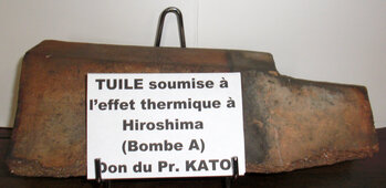 1945 Tuile soumise à l'effet thermique à Hiroshima (Bombe A) (Don du Pr. Kato)